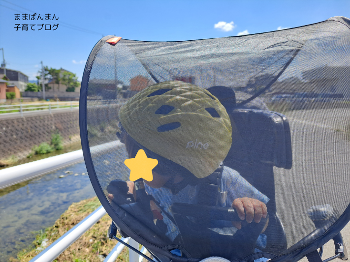 オージーケー技研 フロントチャイルドシート用サンシェード UV-012Fを取り付けて、子どもが自転車に乗っている様子
