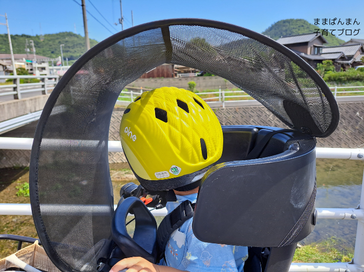 オージーケー技研 フロントチャイルドシート用サンシェード UV-012Fを取り付け完成した写真