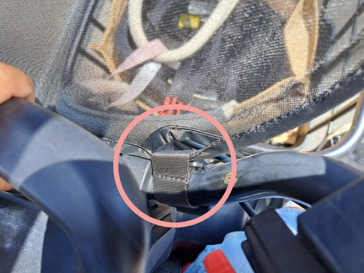 オージーケー技研 フロントチャイルドシート用サンシェード UV-012Fのマジックテープを取り付けている写真