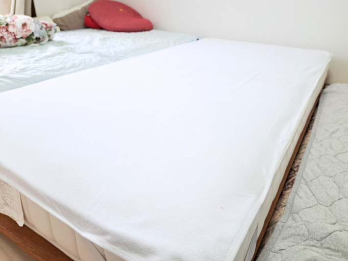 ケラッタの防水シーツをベッドに敷いた写真