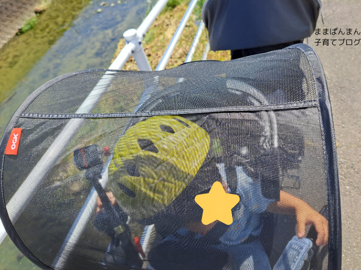 オージーケー技研 フロントチャイルドシート用サンシェード UV-012Fを取り付け、自転車に子どもが乗っている