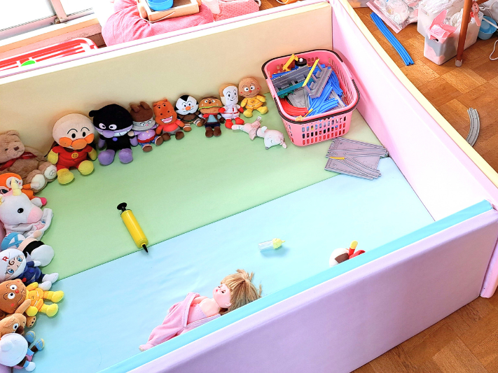 Caraz(カラズ)プレイマットの中でぬいぐるみで遊ぶ様子