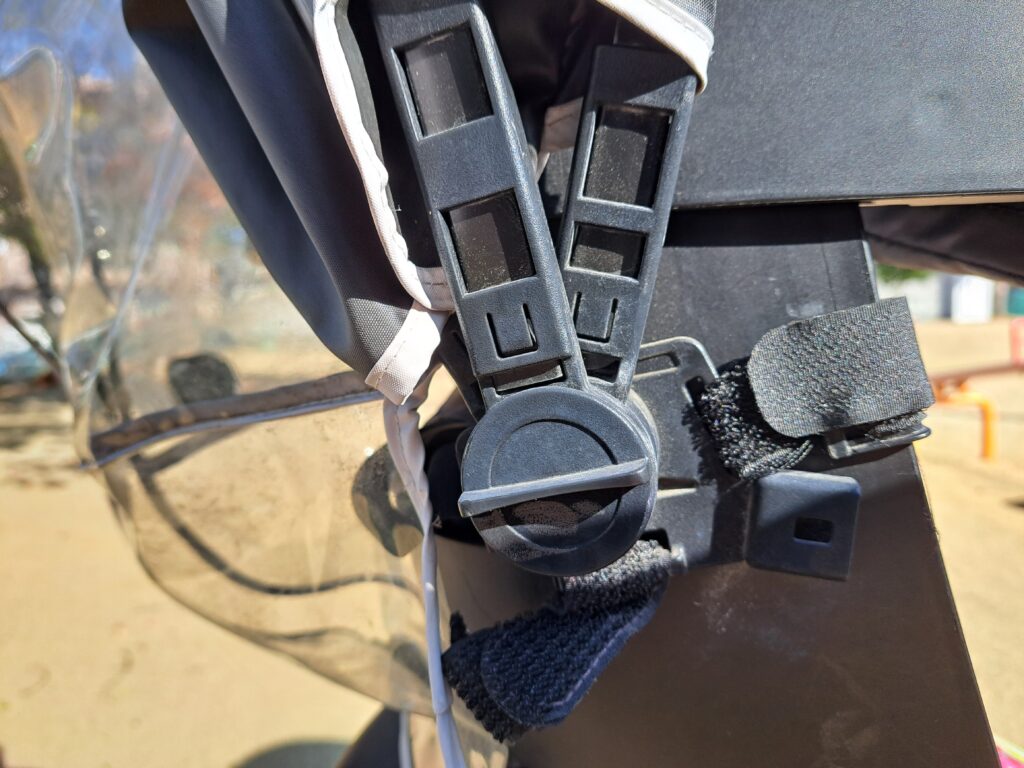 
OGK技研 オージーケー技研 自転車 チャイルドシート レインカバー RCR-010 (グランディア専用レインカバー リア用) を横から見た画像