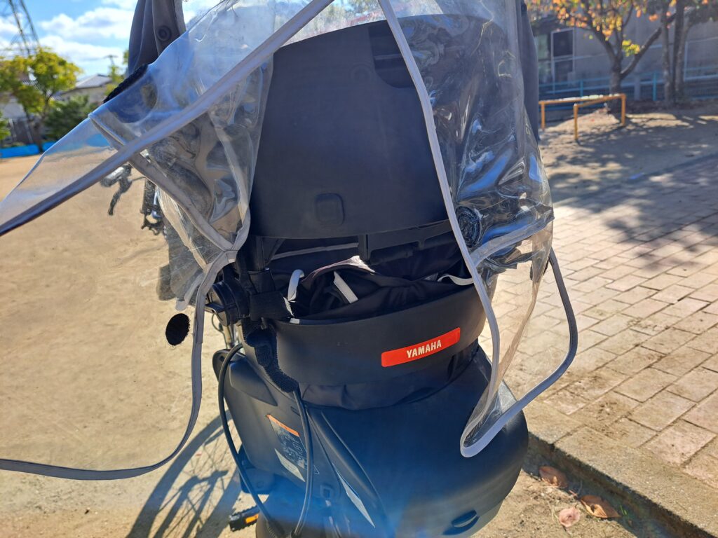 
OGK技研 オージーケー技研 自転車 チャイルドシート レインカバー RCR-010 (グランディア専用レインカバー リア用) をうしろから見た様子