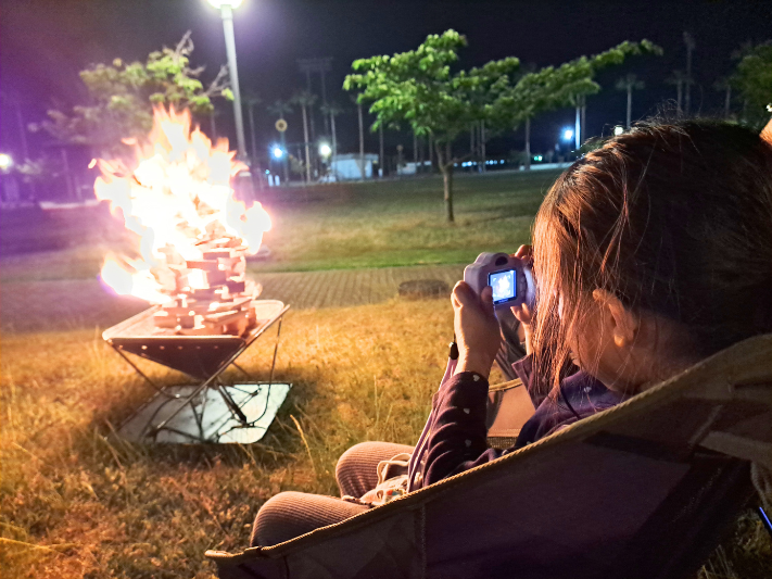 キャンプ場で子どもがミニピク（MiNiPiC）を使い写真を撮っている