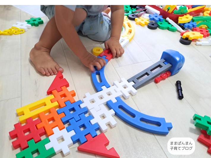 学研ニューブロックたっぷりバラエティセットを使い子どもが作品を作っている様子