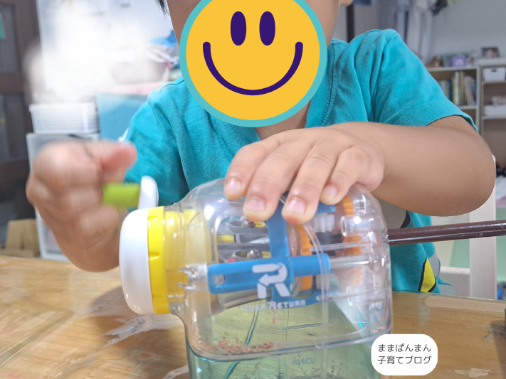 ソニックの鉛筆削りトガリターンEK-4297-Tを3歳の子が使っている様子。
