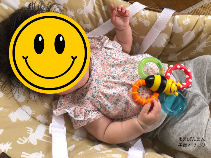 SASSY ABS 歯固めラトル を掴んでいる０歳