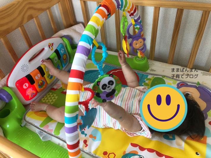 フィッシャープライス あんよでキック！で０歳が遊んでいる