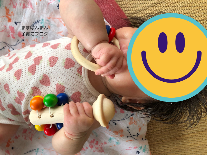 ネフ社 ドリオを掴んでいる０歳子ども