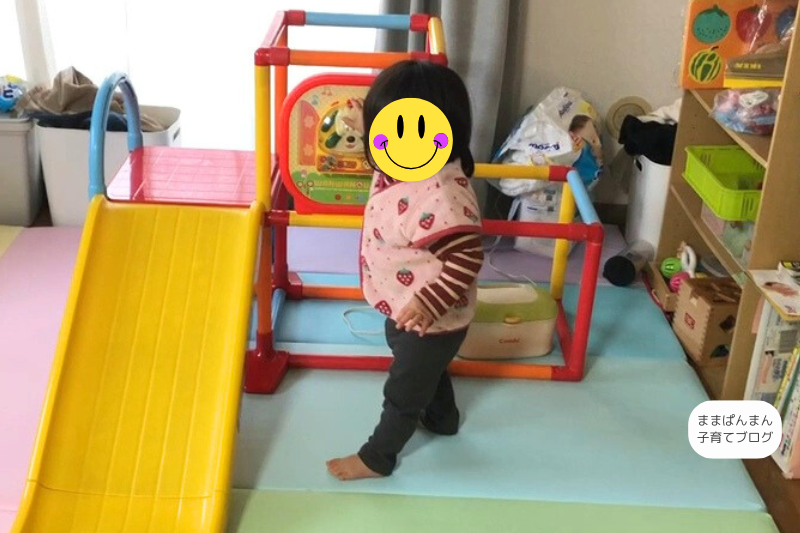 すべり台付きジャングルジムで子どもが遊んでいる様子。