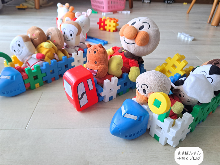 学研ニューブロックたっぷりバラエティで乗り物を作り、ぬいぐるみの乗せて作った子ども達の作品