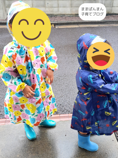 キッズレインコートを着ている子ども達