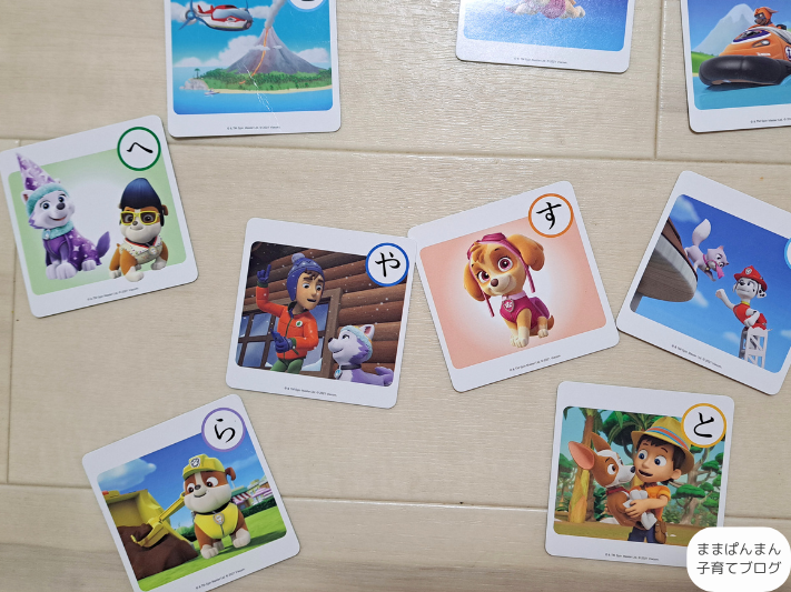 パウパトロールかるたを並べている様子。