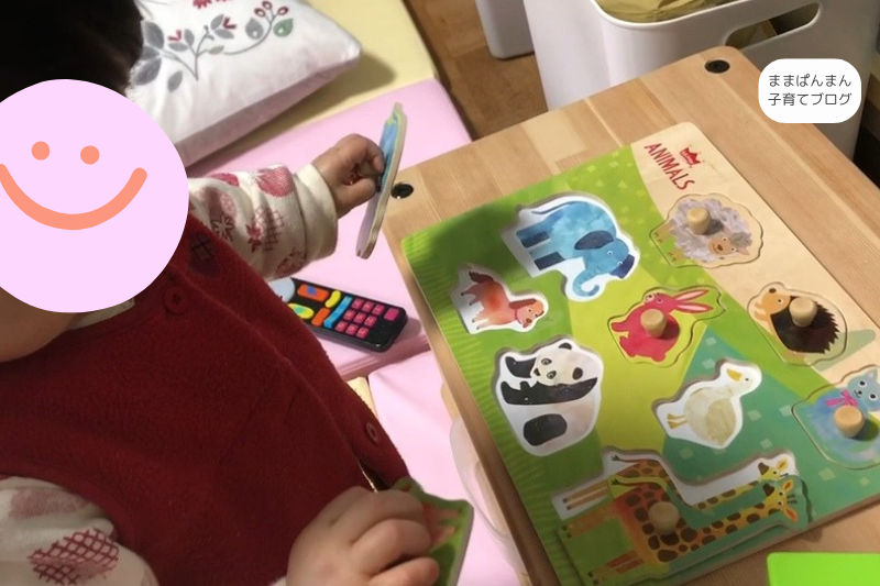 ピックアップパズルで遊んでいる子どもの様子。
