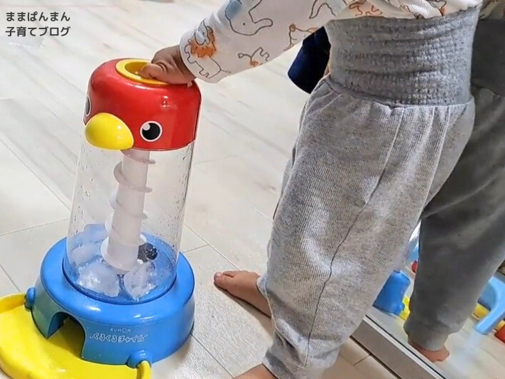 くもん出版(KUMON PUBLISHING)のくるくるチャイムで遊ぶ子ども