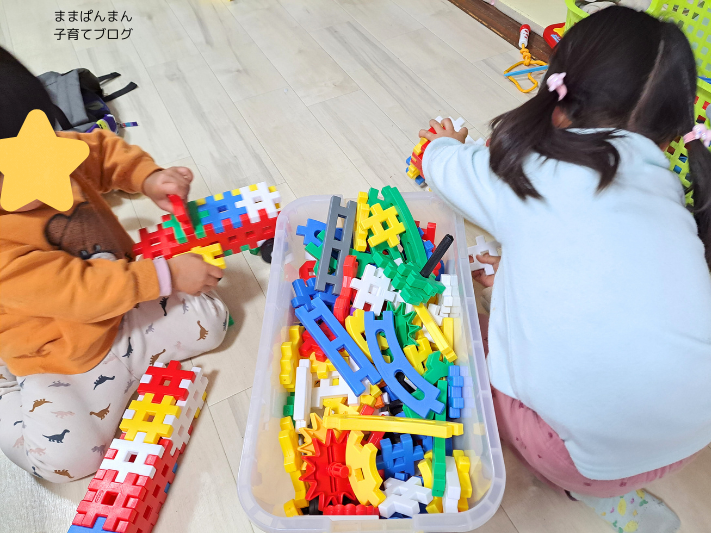 学研ニューブロックたっぷりバラエティセットで子ども達が遊んでいる