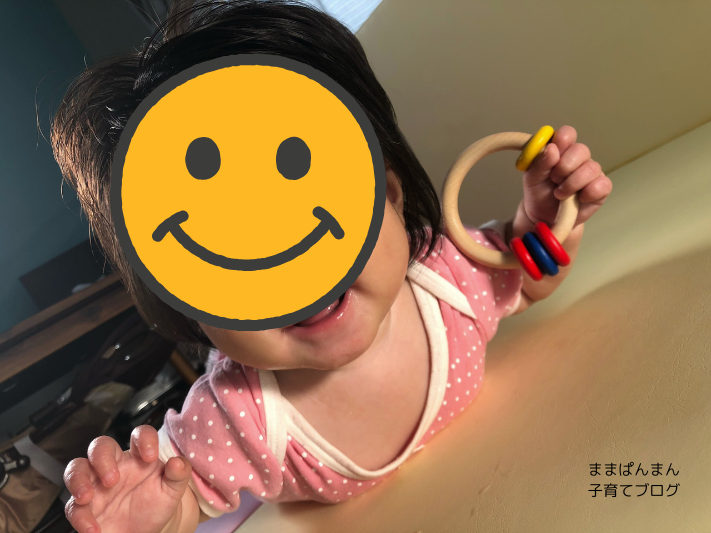 ネフ社 リングリィリングで遊んでいる０歳児