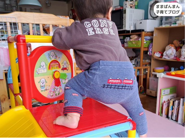 ジャングルジム＆すべり台で遊ぶ０歳