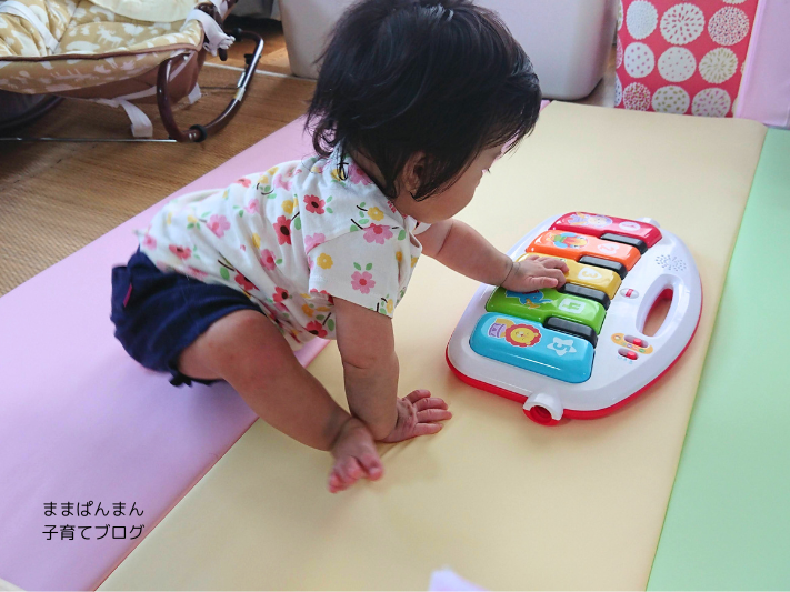 フィッシャープライス あんよでキック！の付属のピアノで０歳が遊んでいる。