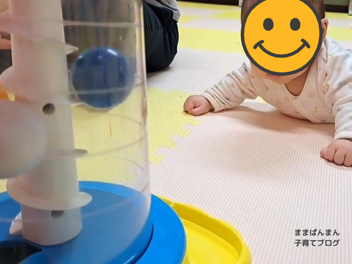 くもん出版(KUMON PUBLISHING)のくるくるチャイム を見つめる０歳