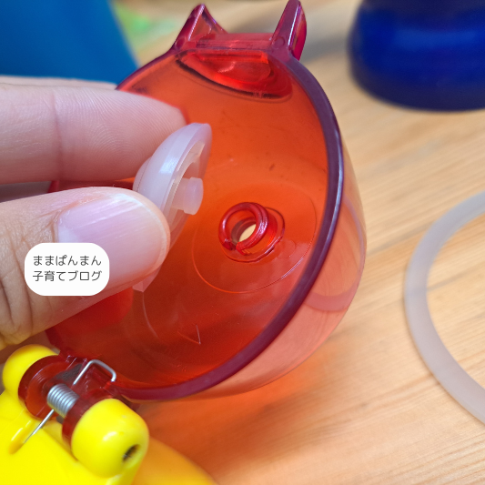 スケーター水筒のパッキンを付けている様子