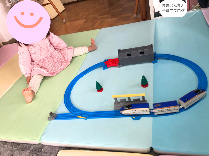 かがやきのプラレールを走らせている子ども