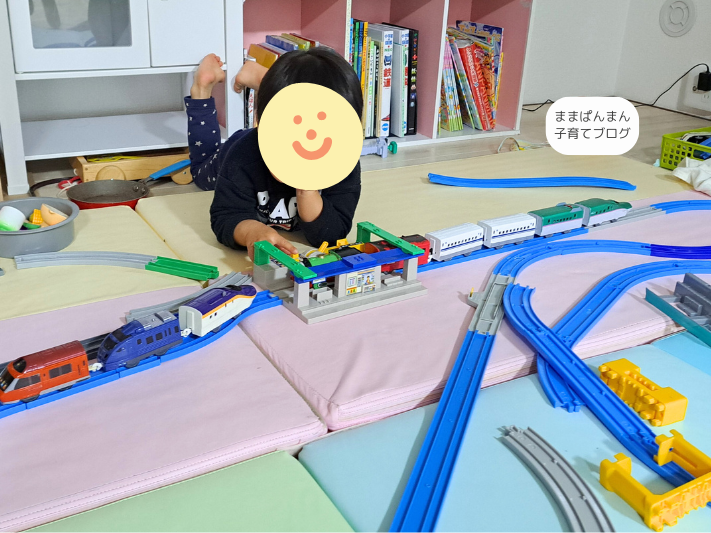 プラレールの駅で遊ぶ子ども