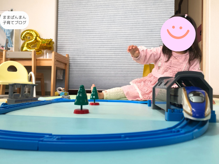 2歳の子どもが『かがやき』のプラレールで遊ぶ様子
