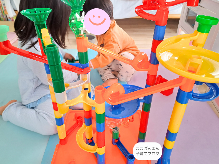 くもん くみくみスロープで遊ぶ子どもの様子