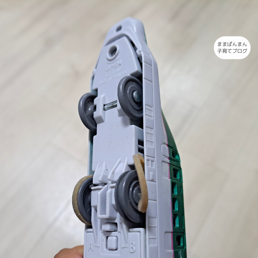 プラレールの車輪のゴムが外れている写真