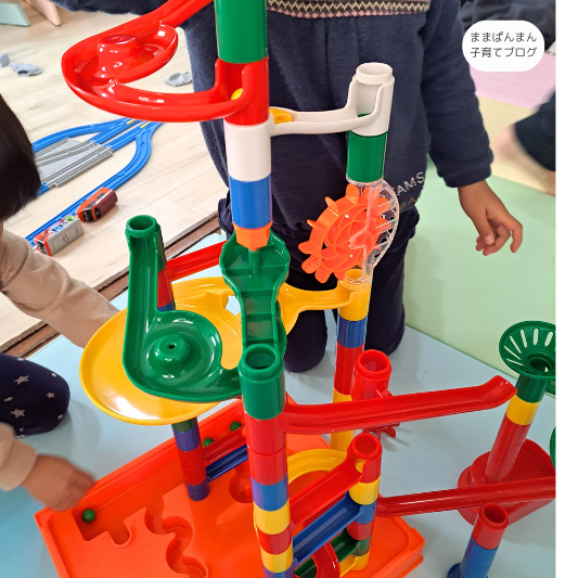 くもん くみくみスロープで子ども達が遊んでいる様子。
