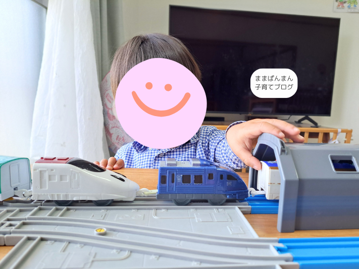 プラレールを手で押している子ども